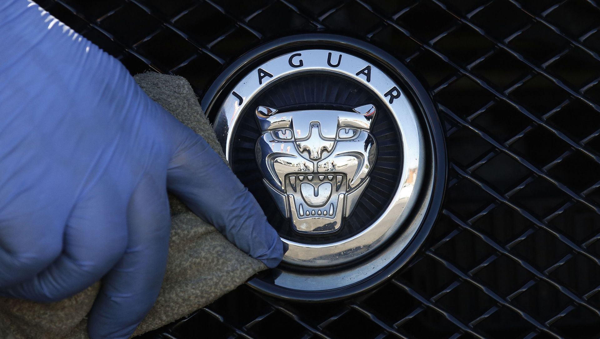 FILE - In this file photo dated Wednesday, Sept. 28, 2016, a worker polishes a Jaguar logo on a car at a Jaguar dealer outlet in London FILE - In this file photo dated Wednesday, Sept. 28, 2016, a worker polishes a Jaguar logo on a car at a Jaguar dealer outlet in London - Sputnik International, 1920, 26.03.2021