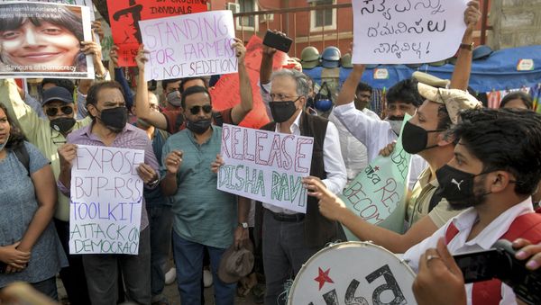 Historian, author and activist Ramachandra Guha (C) and various human rights organisation stage a demonstration against the arrest of the activist Disha Ravi by Delhi police for her alleged involvement in the instigation of violence during the farmers protest on India's Republic Day, in Bangalore on February 15, 2021.  - Sputnik International
