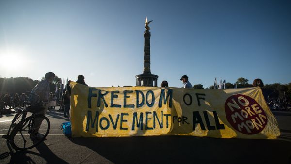 Protesters hold a banner reading Freedom of Movement for all during a demonstration for the evacuation of all migrant camps in Greece after the fire at the Moria refugee camp on Lesbos, on September 20, 2020 in Berlin. - Sputnik International