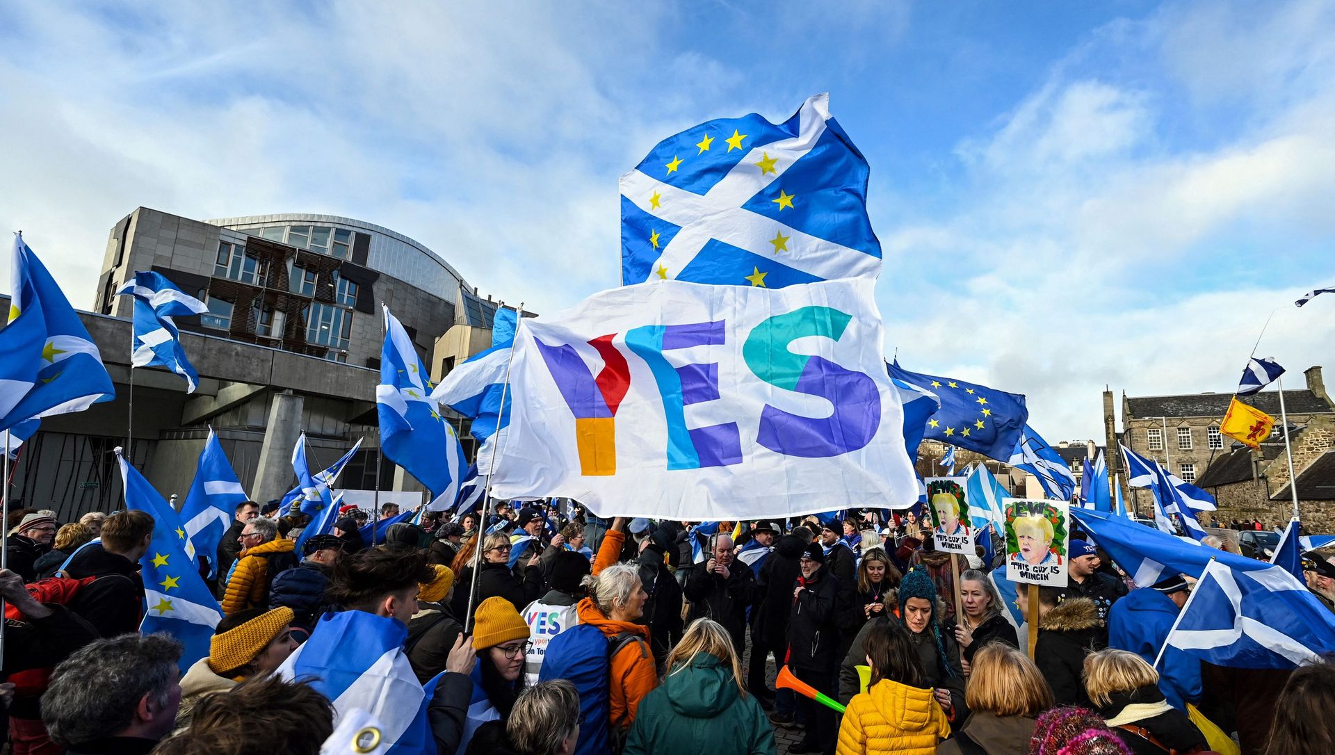 Activists attend an anti-Conservative government, pro-Scottish independence, and anti-Brexit demonstration outside Holyrood, the seat of the Scottish Parliament in Edinburgh on February 1, 2020. Activists attend an anti-Conservative government, pro-Scottish independence, and anti-Brexit demonstration outside Holyrood, the seat of the Scottish Parliament in Edinburgh on February 1, 2020. - Sputnik International, 1920, 07.03.2021
