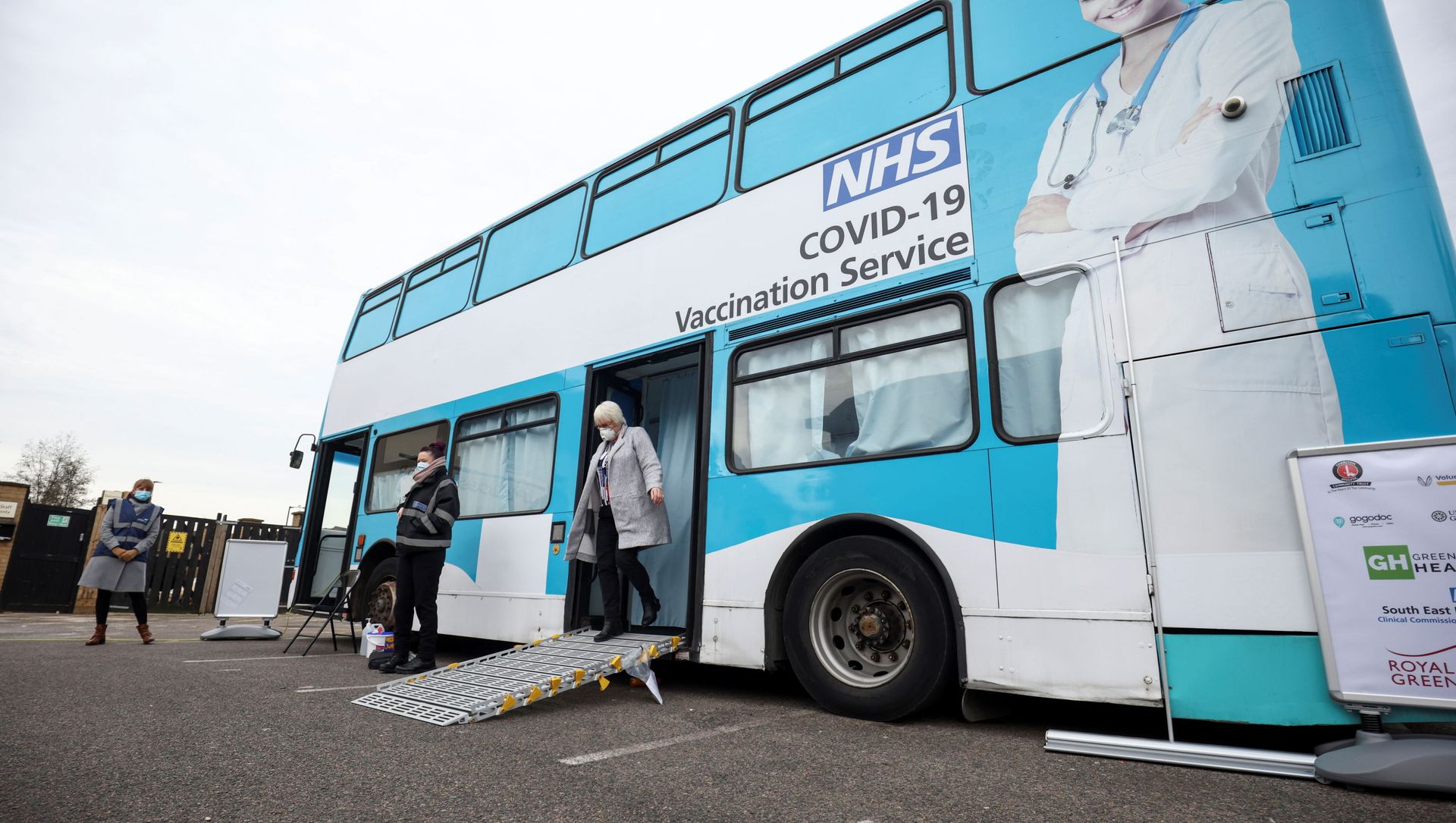 A person gets off a mobile vaccination centre for the coronavirus disease (COVID-19) after receiving the vaccine, in Thamesmead, London, Britain, February 14, 2021. A person gets off a mobile vaccination centre for the coronavirus disease (COVID-19) after receiving the vaccine, in Thamesmead, London, Britain, February 14, 2021. - Sputnik International, 1920, 02.03.2021