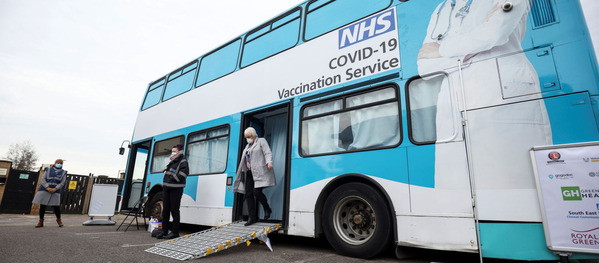A person gets off a mobile vaccination centre for the coronavirus disease (COVID-19) after receiving the vaccine, in Thamesmead, London, Britain, February 14, 2021. A person gets off a mobile vaccination centre for the coronavirus disease (COVID-19) after receiving the vaccine, in Thamesmead, London, Britain, February 14, 2021. - Sputnik International, 1920, 02.03.2021
