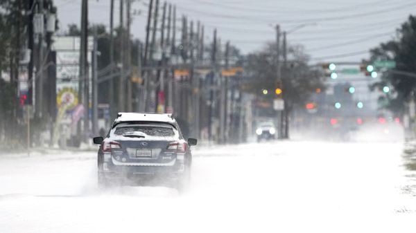 Vehicles drive on snow and sleet covered roads Monday, Feb. 15, 2021, in Spring, Texas. - Sputnik International