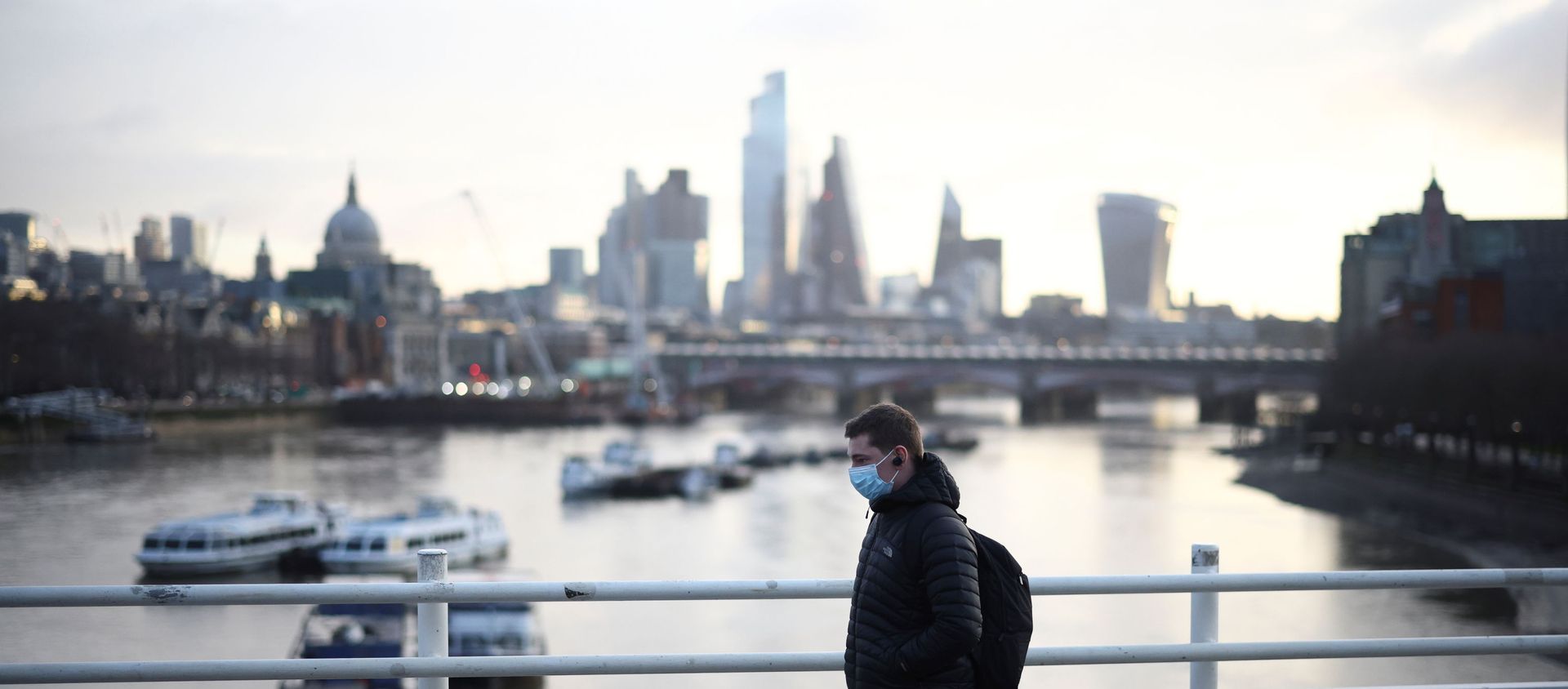 A man wearing a protective face mask walks across Waterloo Bridge, amid the coronavirus disease (COVID-19) outbreak in London, Britain, January 29, 2021. A man wearing a protective face mask walks across Waterloo Bridge, amid the coronavirus disease (COVID-19) outbreak in London, Britain, January 29, 2021. - Sputnik International, 1920, 22.02.2021