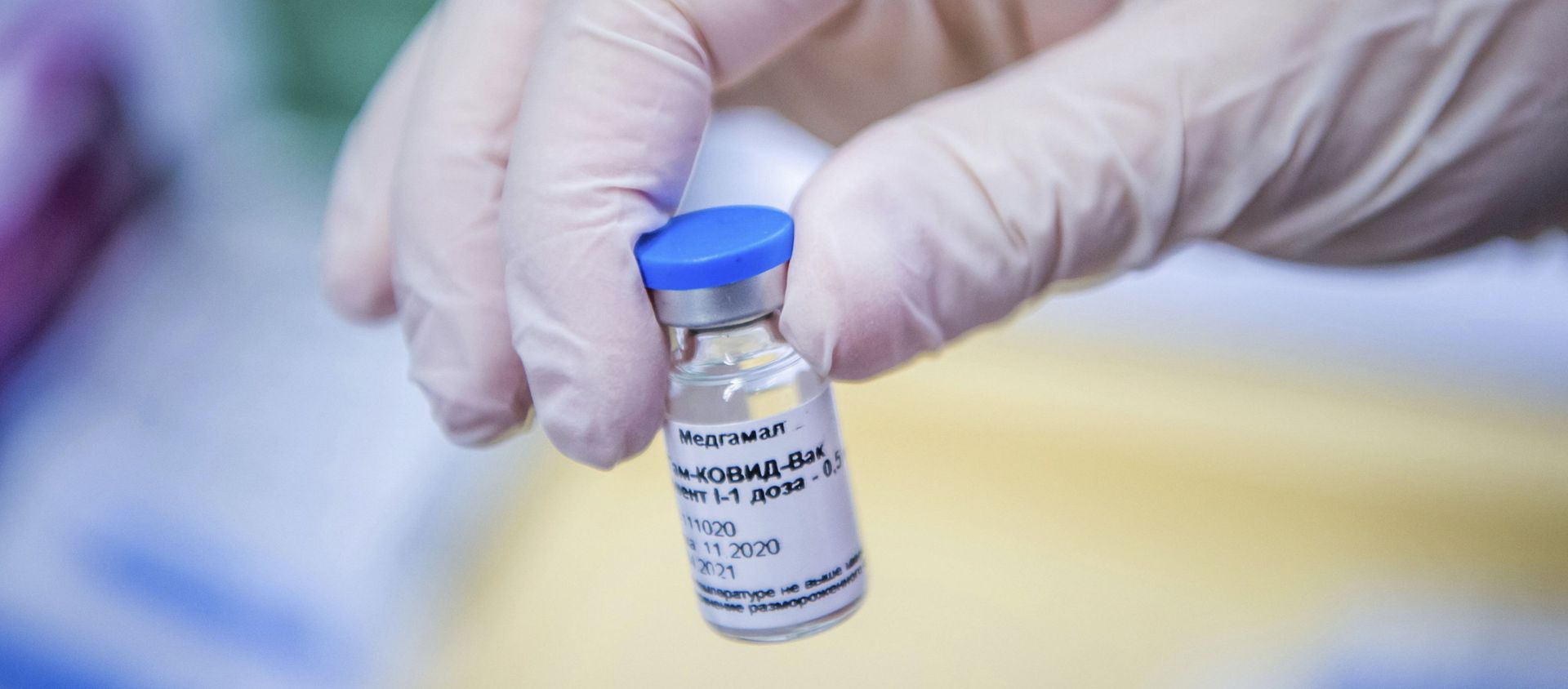 A vial containing Russian vaccine Sputnik V is shown by a nurse at the South Pest Central Hospital in Budapest, Hungary, Friday, Feb. 12, 2021, as the vaccination with Sputnik V against the new coronavirus begins in the country. - Sputnik International, 1920, 01.03.2021