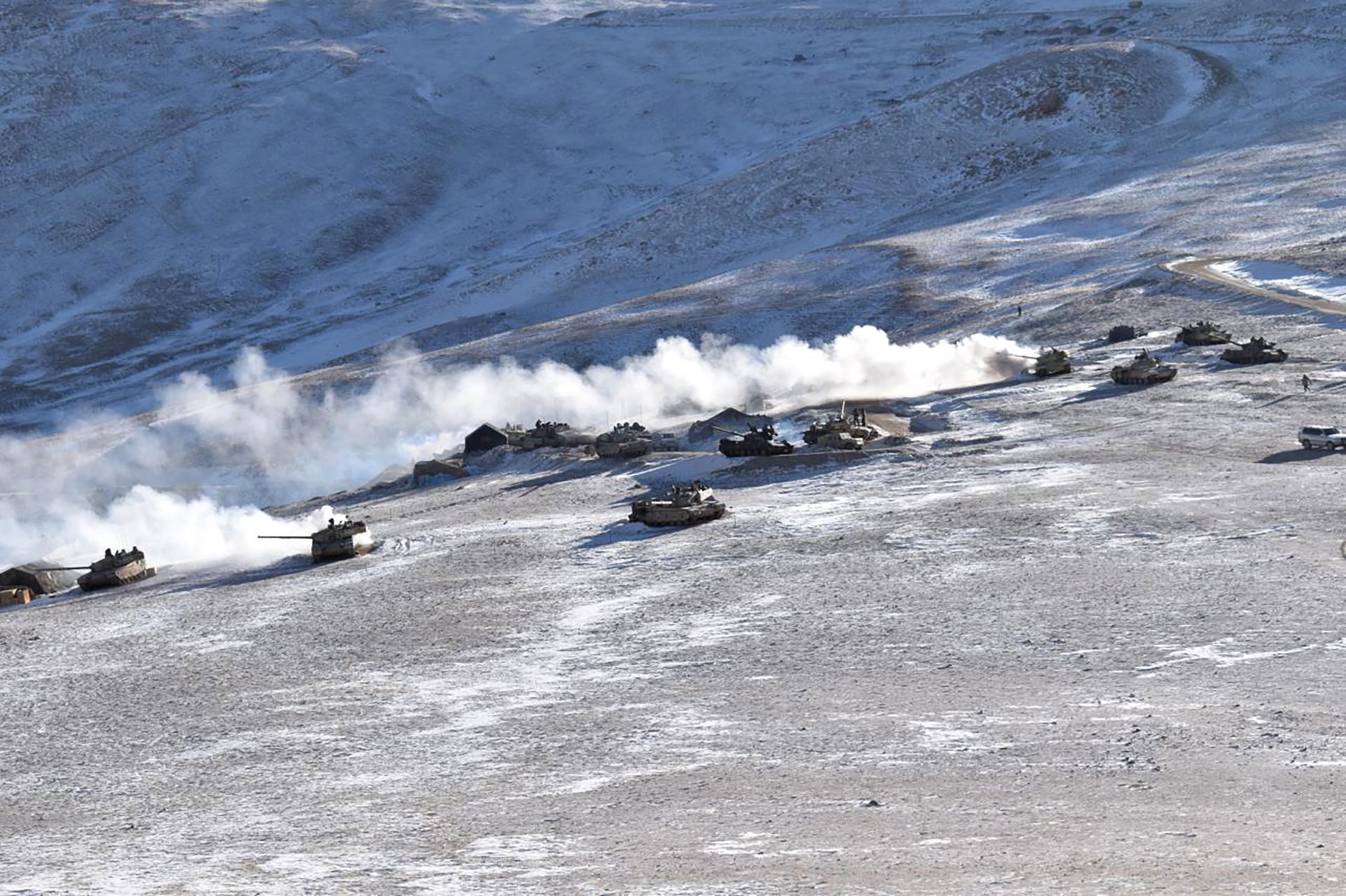 In this photograph provided by the Indian Army, tanks pull back from the banks of Pangong Tso lake region, in Ladakh along the India-China border on Wednesday, Feb. 10, 2021.  - Sputnik International, 1920, 07.09.2021