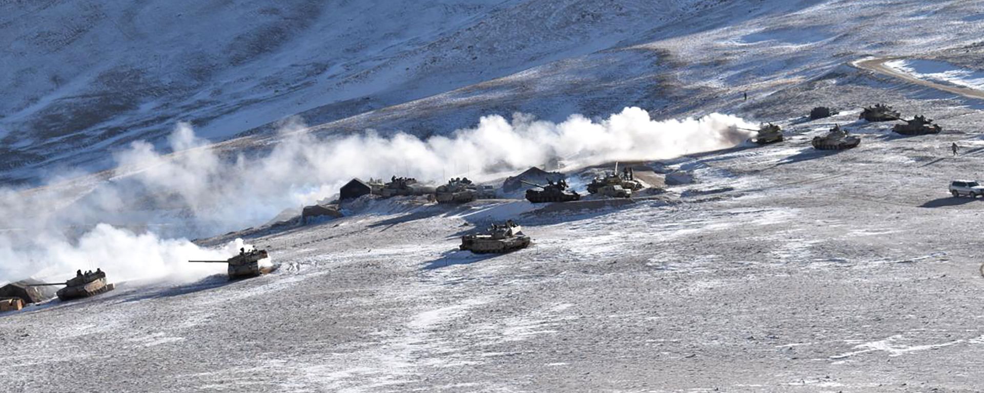 In this photograph provided by the Indian Army, tanks pull back from the banks of Pangong Tso region, in Ladakh along the India-China border on Wednesday, 10 February 2021. In this photograph provided by the Indian Army, tanks pull back from the banks of Pangong Tso region, in Ladakh along the India-China border on Wednesday, 10 February 2021. - Sputnik International, 1920, 03.03.2021