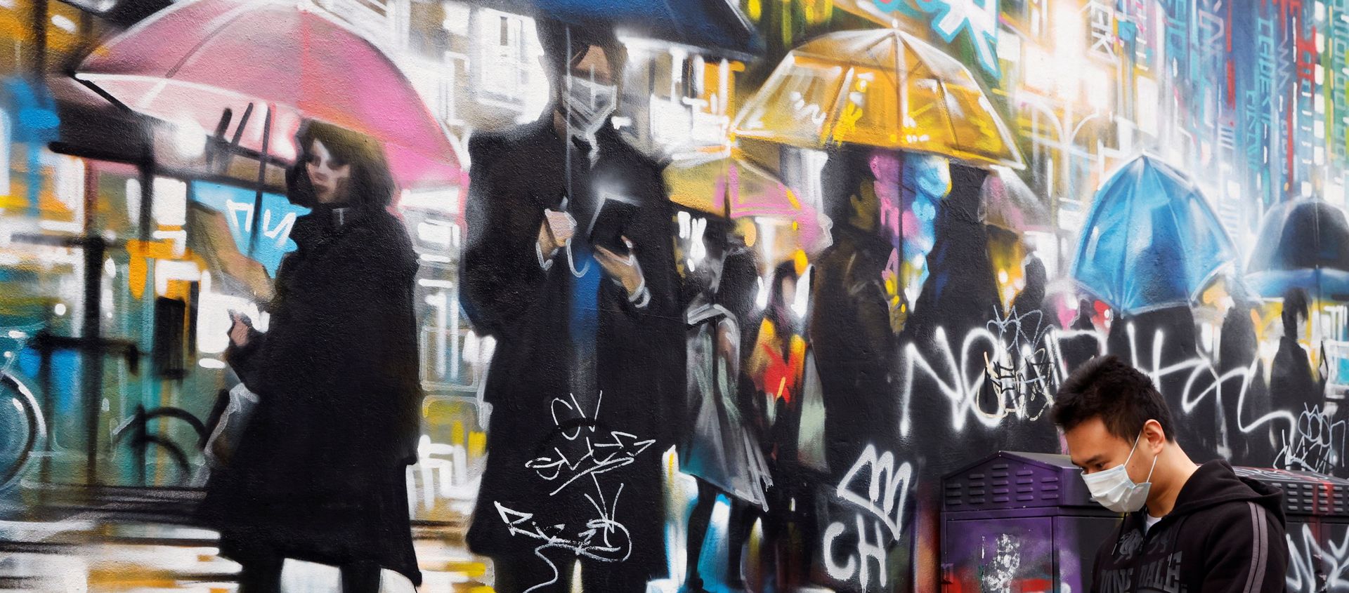 A man wearing a face mask walks past graffiti, amid the outbreak of the coronavirus disease (COVID-19) in London, Britain January 19, 2021 A man wearing a face mask walks past graffiti, amid the outbreak of the coronavirus disease (COVID-19) in London, Britain January 19, 2021 - Sputnik International, 1920, 16.02.2021