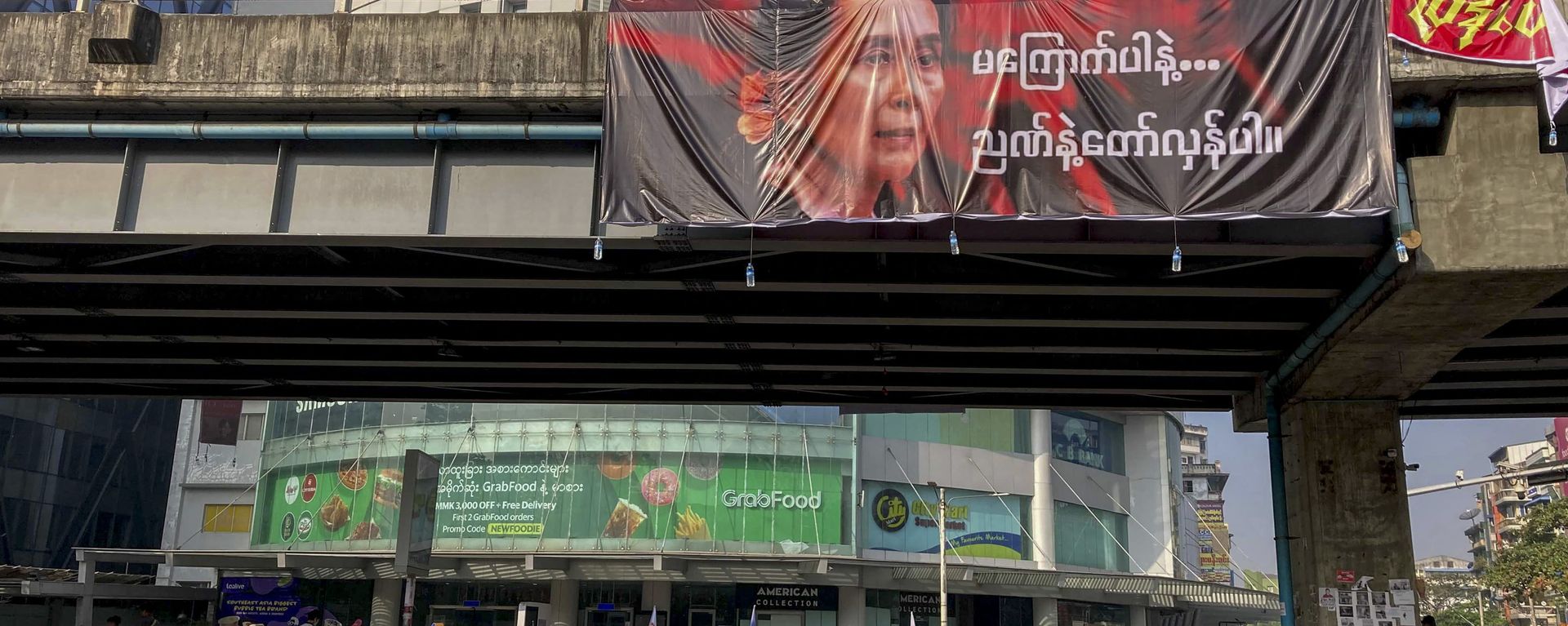 A picture of detained Myanmar leader Aung San Suu Kyi is displayed at an intersection against the military coup in Yangon, Myanmar Tuesday, Feb. 16, 2021. A picture of detained Myanmar leader Aung San Suu Kyi is displayed at an intersection against the military coup in Yangon, Myanmar Tuesday, Feb. 16, 2021. - Sputnik International, 1920, 16.02.2021