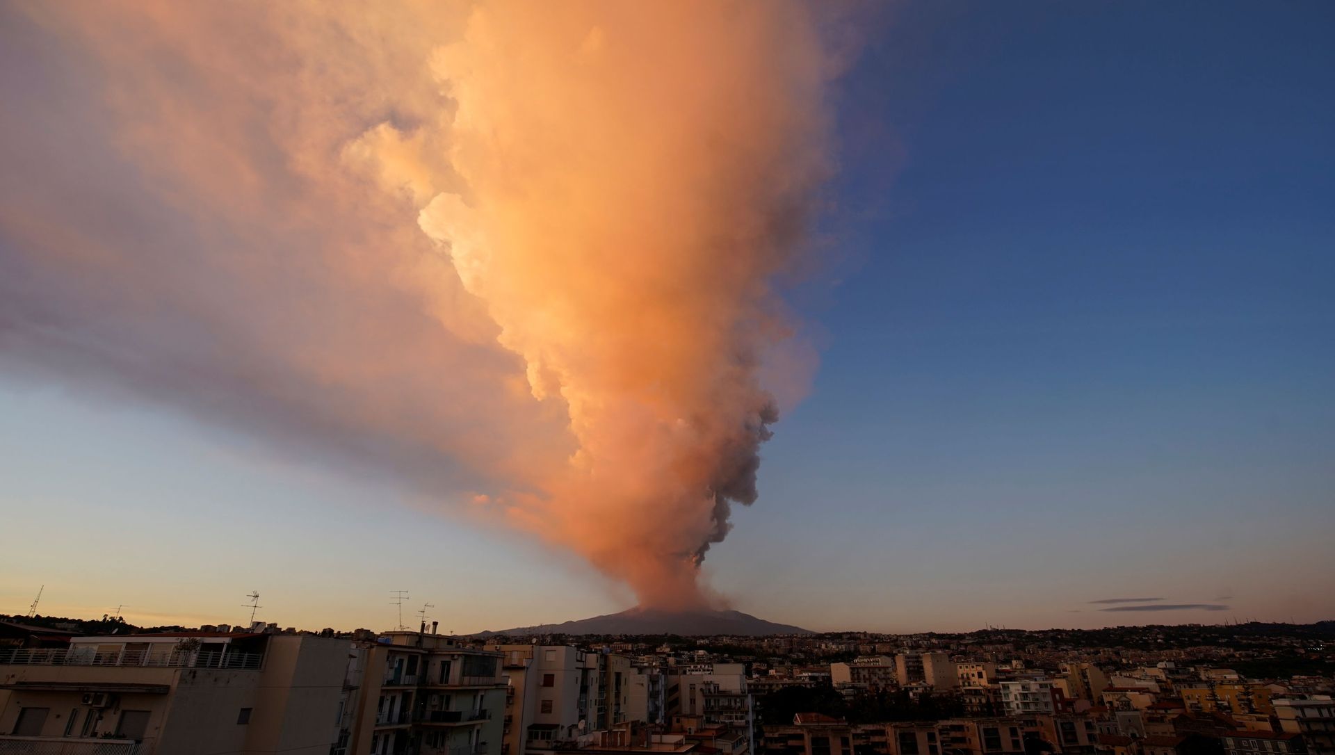 Mount Etna, Europe's most active volcano, spews volcanic ash as it leaps into action, seen from the village of Catania, Italy February 16, 2021. Mount Etna, Europe's most active volcano, spews volcanic ash as it leaps into action, seen from the village of Catania, Italy February 16, 2021. - Sputnik International, 1920, 16.02.2021