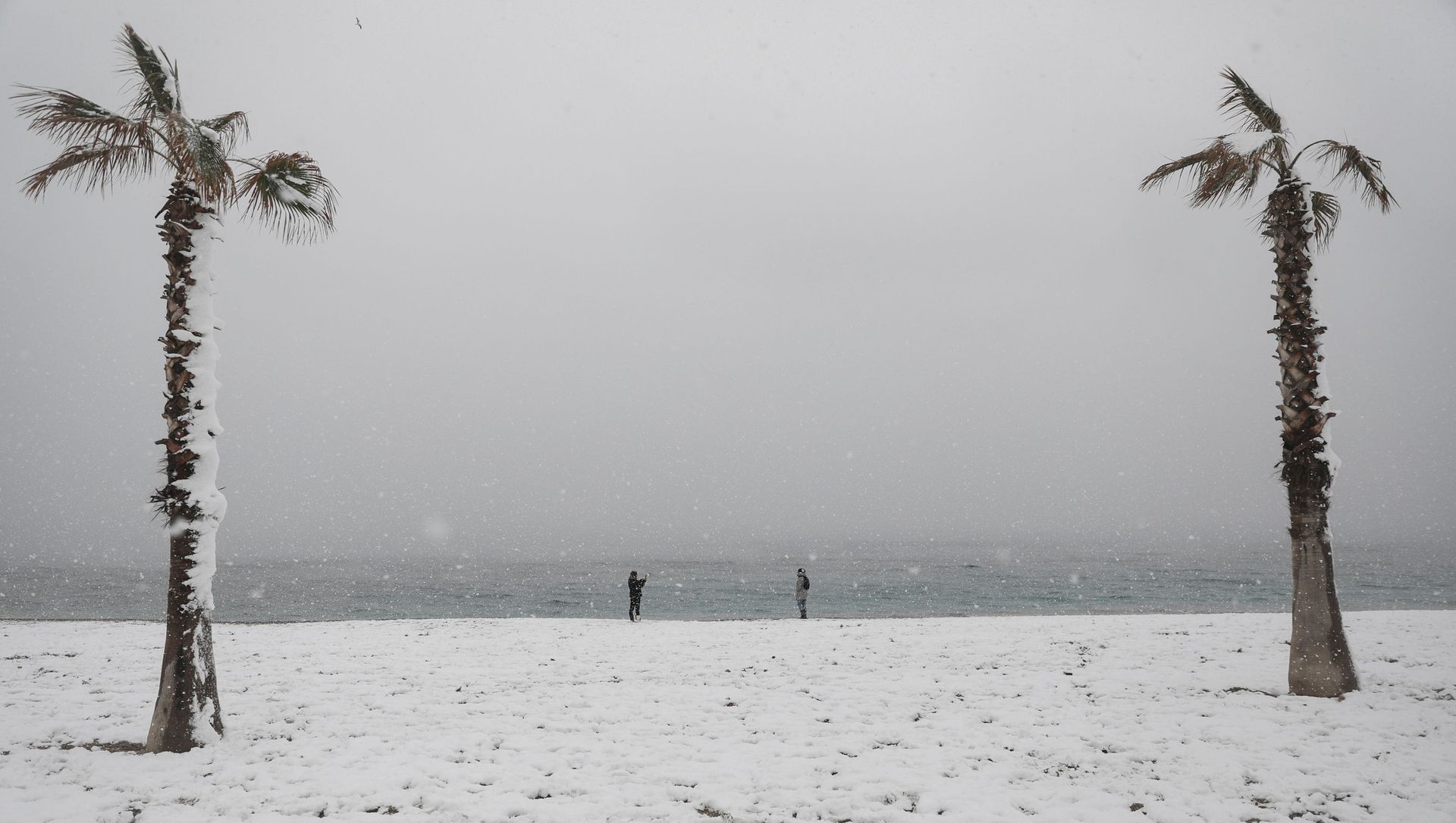 People take photos on a snow-covered beach during heavy snowfall in the suburb of Glyfada, in Athens, Greece, February 16, 2021. People take photos on a snow-covered beach during heavy snowfall in the suburb of Glyfada, in Athens, Greece, February 16, 2021. - Sputnik International, 1920, 16.02.2021