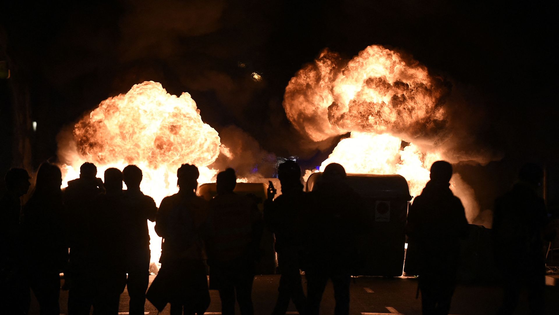 Flames rise from burning trash containers during clashes between protesters and Catalan regional police forces Mossos d'Esquadra after a demonstration against the arrest of Spanish rapper Pablo Hasel in Barcelona on February 16, 2021. Flames rise from burning trash containers during clashes between protesters and Catalan regional police forces Mossos d'Esquadra after a demonstration against the arrest of Spanish rapper Pablo Hasel in Barcelona on February 16, 2021. - Sputnik International, 1920, 17.02.2021
