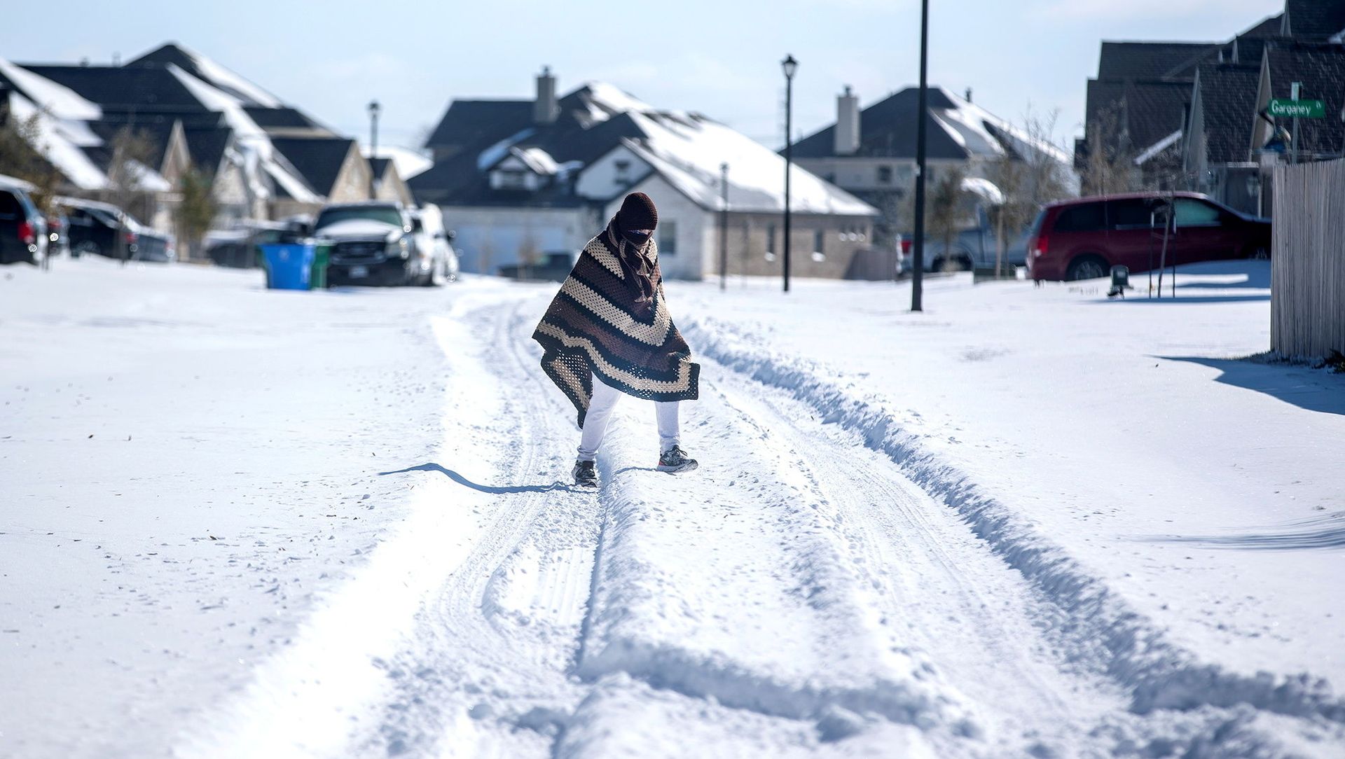 A man walks to his friend's home in a neighbourhood without electricity as snow covers the BlackHawk neighborhood in Pflugerville, Texas, U.S. February 15, 2021. Picture taken February 15, 2021 A man walks to his friend's home in a neighbourhood without electricity as snow covers the BlackHawk neighborhood in Pflugerville, Texas, U.S. February 15, 2021. Picture taken February 15, 2021 - Sputnik International, 1920, 18.02.2021