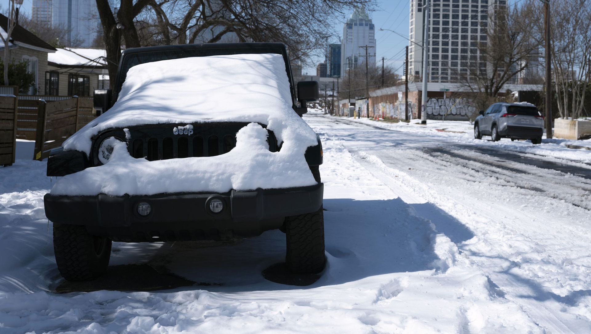 A parked Jeep is covered in snow Tuesday, Feb. 16, 2021, in Austin, Texas A parked Jeep is covered in snow Tuesday, Feb. 16, 2021, in Austin, Texas - Sputnik International, 1920, 17.02.2021