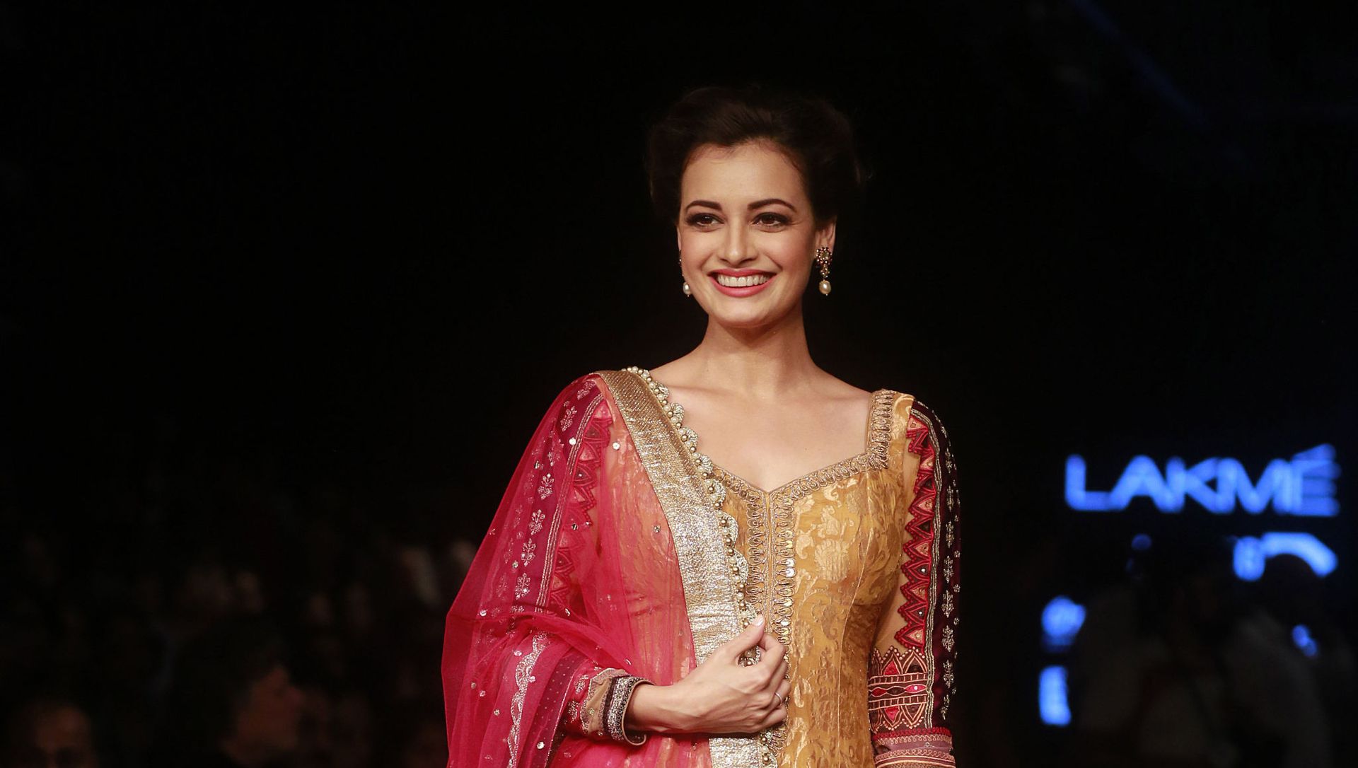 Bollywood actress Dia Mirza poses for photographs during the Lakme Fashion Week in Mumbai, India, Thursday, 27 August 2015. Bollywood actress Dia Mirza poses for photographs during the Lakme Fashion Week in Mumbai, India, Thursday, 27 August 2015. - Sputnik International, 1920, 17.02.2021