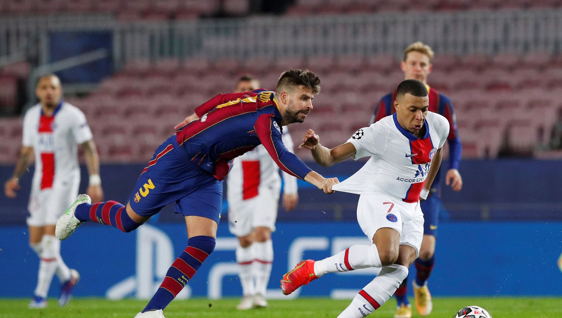 Paris St Germain's Kylian Mbappe in action with Barcelona's Gerard Pique in Barcelona, Spain on16 February 2021. Paris St Germain's Kylian Mbappe in action with Barcelona's Gerard Pique in Barcelona, Spain on16 February 2021. - Sputnik International, 1920, 17.02.2021