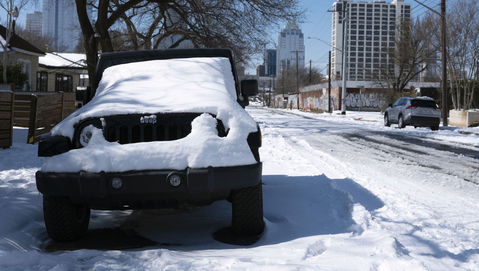 A parked Jeep is covered in snow Tuesday, Feb. 16, 2021, in Austin, Texas. Temperatures dropped into the single digits as snow shut down air travel and grocery stores. A parked Jeep is covered in snow Tuesday, Feb. 16, 2021, in Austin, Texas. Temperatures dropped into the single digits as snow shut down air travel and grocery stores. - Sputnik International, 1920, 17.02.2021