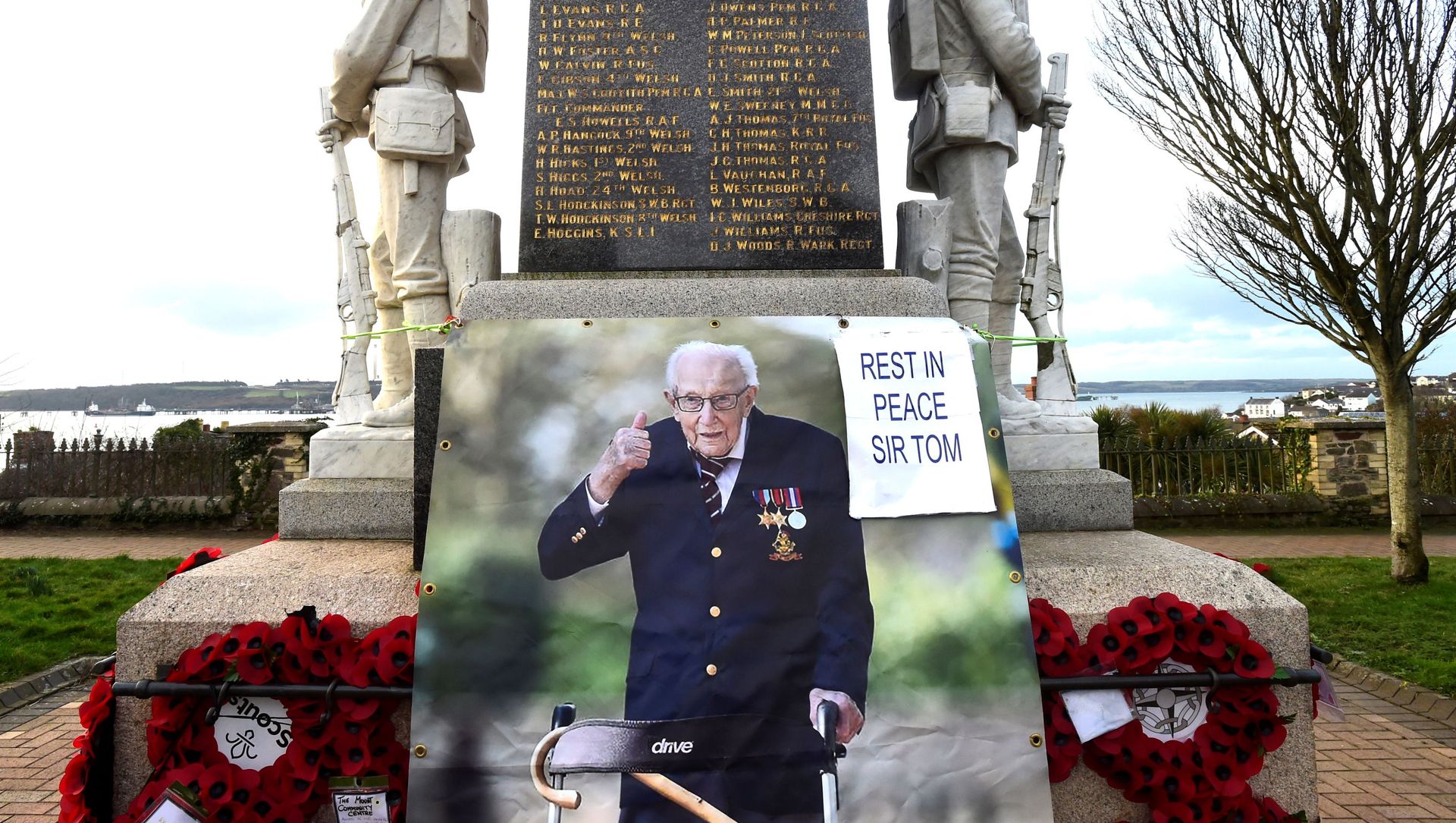 A giant photograph of Captain Tom Moore is added to a war memorial in the centre of Milford Haven, Wales, Britain, February 9, 2021. A giant photograph of Captain Tom Moore is added to a war memorial in the centre of Milford Haven, Wales, Britain, February 9, 2021. - Sputnik International, 1920, 17.02.2021