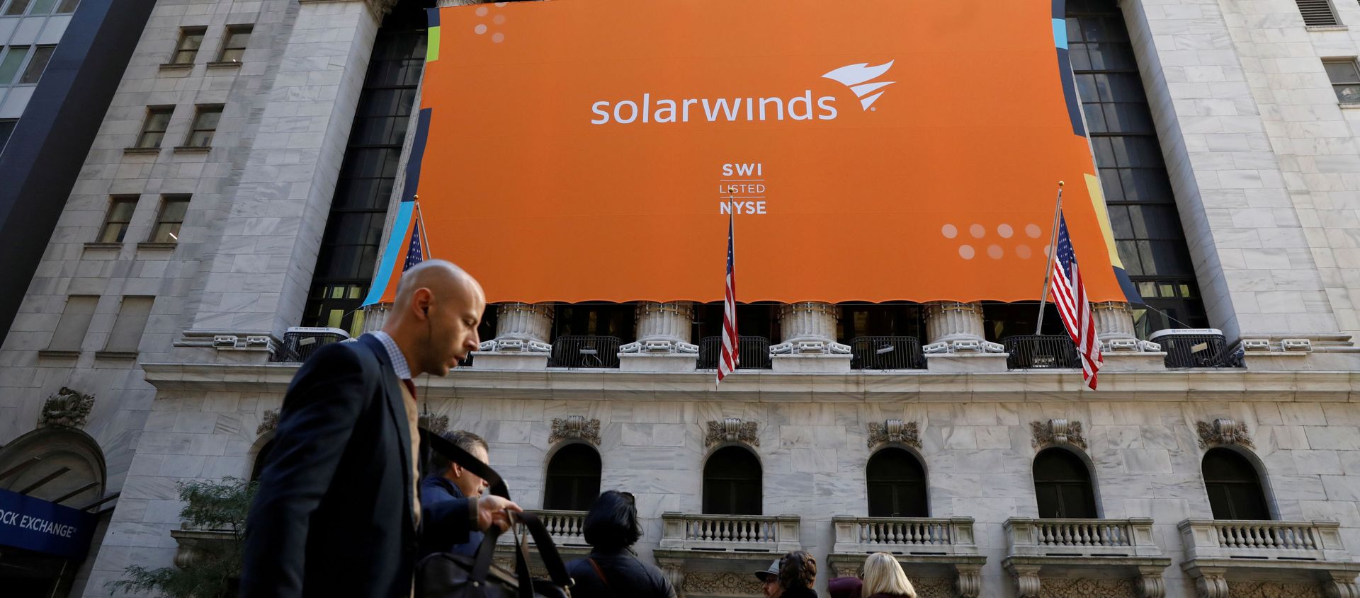 SolarWinds Corp. banner hangs at the New York Stock Exchange (NYSE) on the IPO day of the company in New York, U.S., October 19, 2018. - Sputnik International, 1920, 17.02.2021