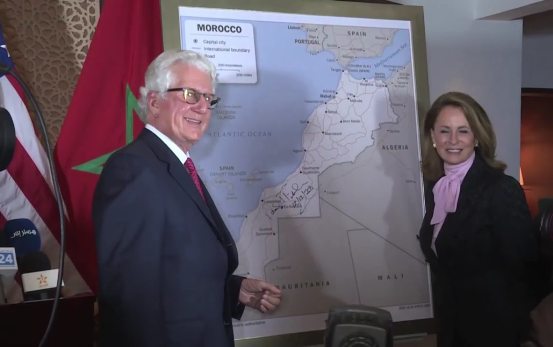 US Ambassador to Morocco David Fischer signs a new map of Morocco on December 13, 2020, that includes the disputed territory of Western Sahara as part of Moroccan territory, which US President Donald Trump had just recognized. - Sputnik International, 1920, 18.10.2022