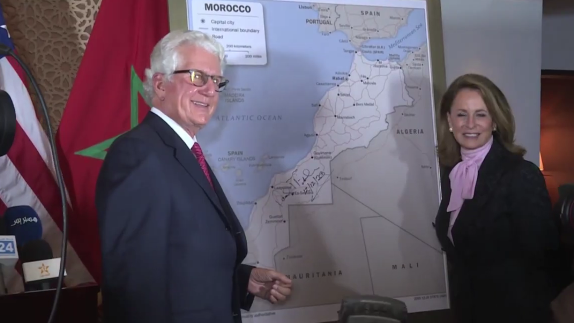US Ambassador to Morocco David Fischer signs a new map of Morocco on December 13, 2020, that includes the disputed territory of Western Sahara as part of Moroccan territory, which US President Donald Trump had just recognized. US Ambassador to Morocco David Fischer signs a new map of Morocco on December 13, 2020, that includes the disputed territory of Western Sahara as part of Moroccan territory, which US President Donald Trump had just recognized. - Sputnik International, 1920, 17.02.2021