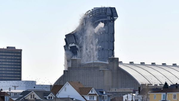 The Trump Plaza Casino collapses after a controlled demolition in Atlantic City, New Jersey, U.S., February 17, 2021. - Sputnik International