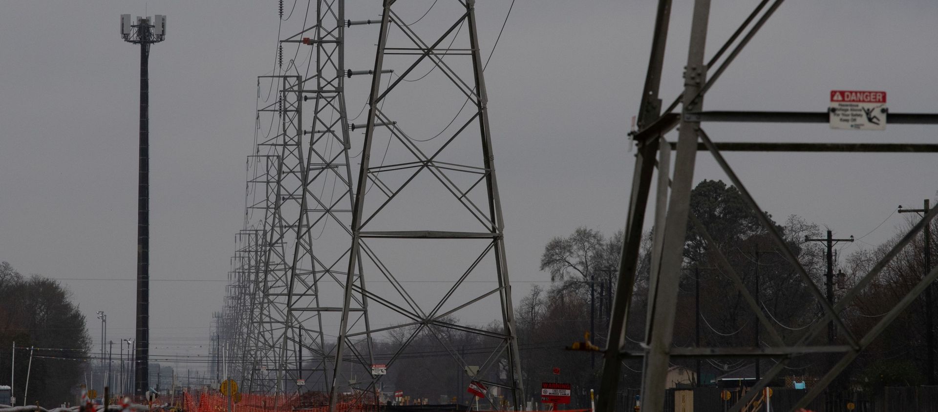 Overhead power lines are seen during record-breaking temperatures in Houston, Texas, U.S., February 17, 2021. Overhead power lines are seen during record-breaking temperatures in Houston, Texas, U.S., February 17, 2021. - Sputnik International, 1920, 18.02.2021