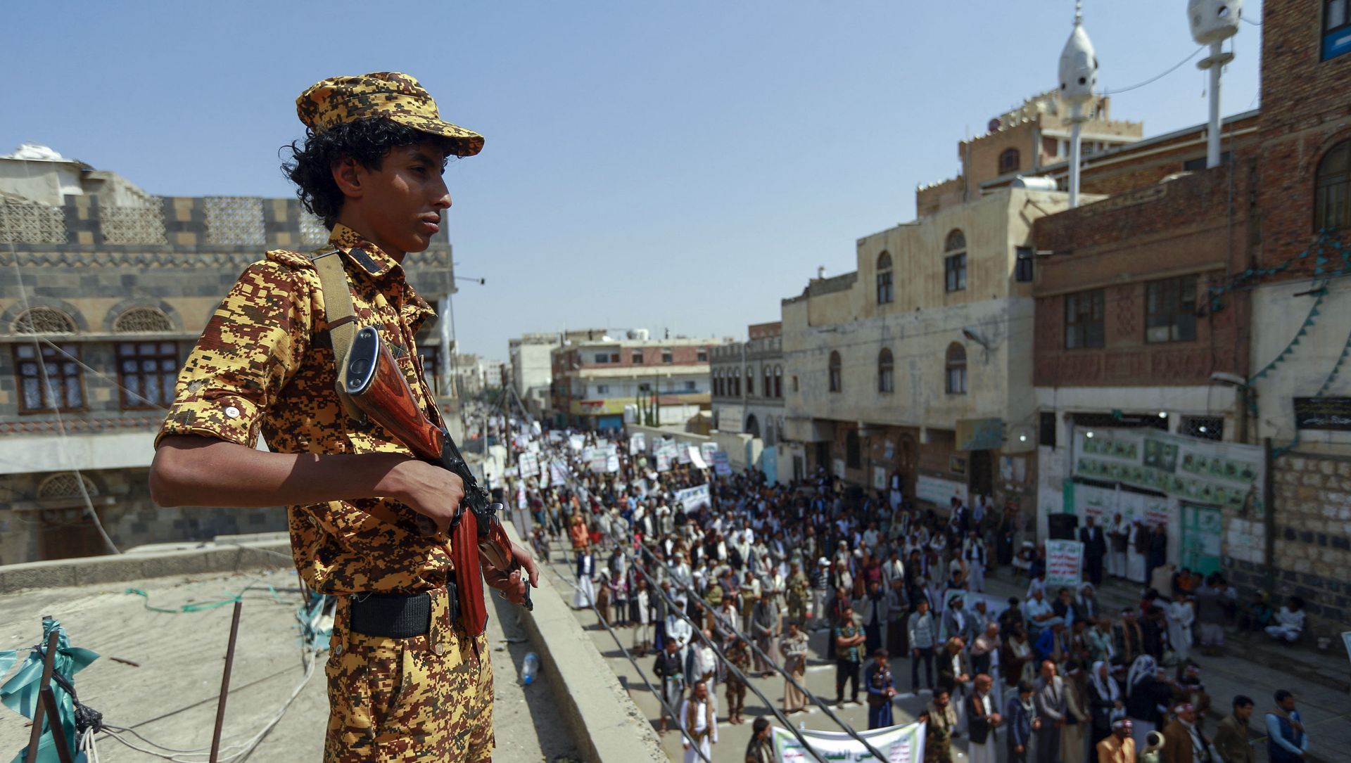 A fighter loyal to Yemen's Huthi rebels stands guard during a rally commemorating the death of Shiite Imam Zaid bin Ali in the capital Sanaa, on September 14, 2020. A fighter loyal to Yemen's Huthi rebels stands guard during a rally commemorating the death of Shiite Imam Zaid bin Ali in the capital Sanaa, on September 14, 2020. - Sputnik International, 1920, 17.02.2021