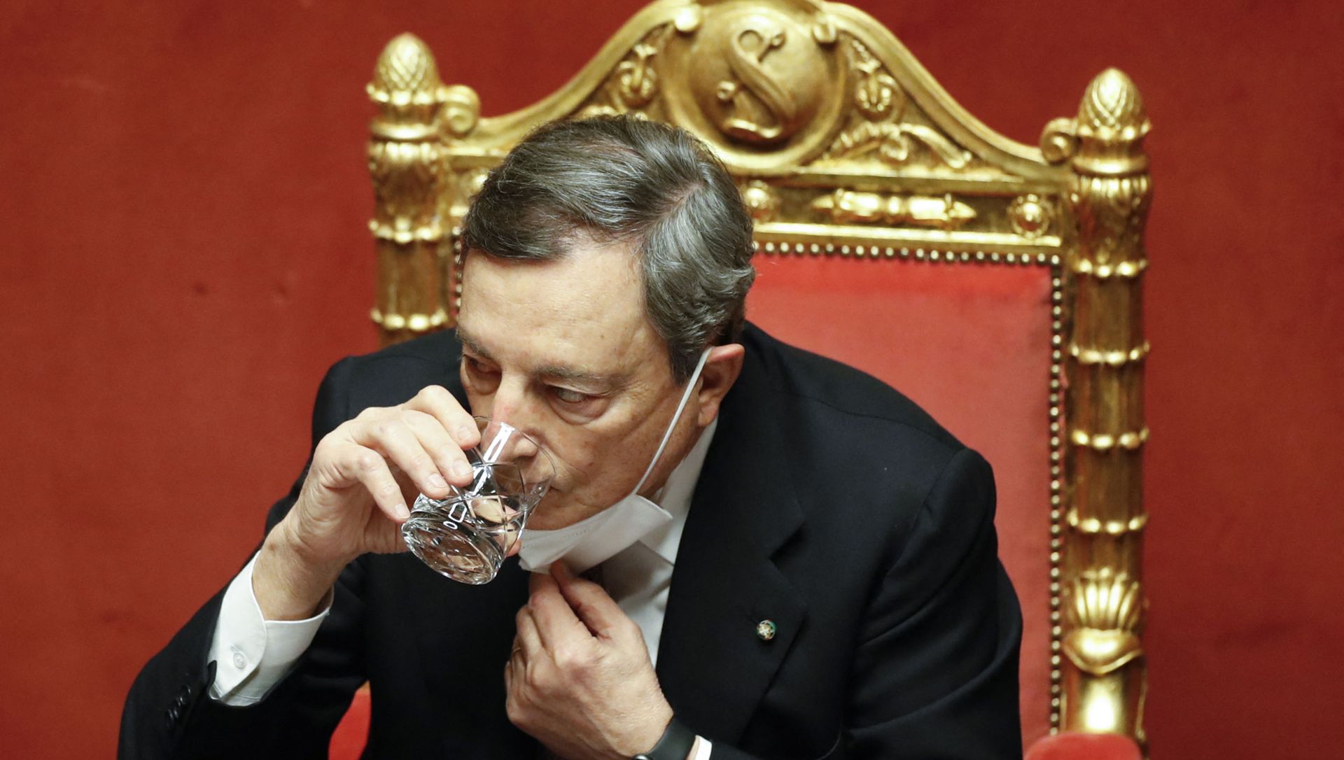 Italy's Prime Minister Mario Draghi drinks water during a debate at the Senate on February 17, 2021 in Rome, before submitting his government to a vote of confidence. Italy's Prime Minister Mario Draghi drinks water during a debate at the Senate on February 17, 2021 in Rome, before submitting his government to a vote of confidence. - Sputnik International, 1920, 18.02.2021