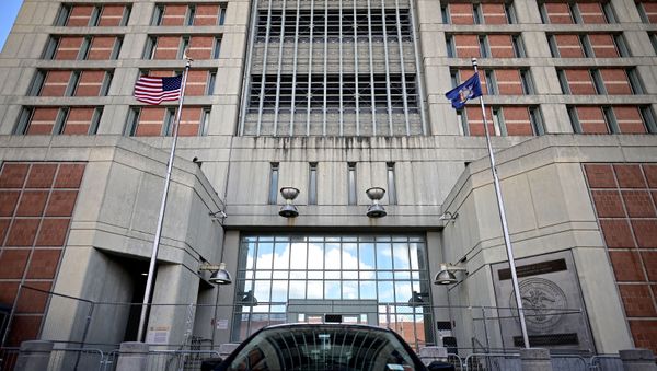 A car is seen in front of the Metropolitan Detention Center, (MDC) in Brooklyn, a United States federal administrative detention facility on July 14, 2020 in New York City. - Sputnik International