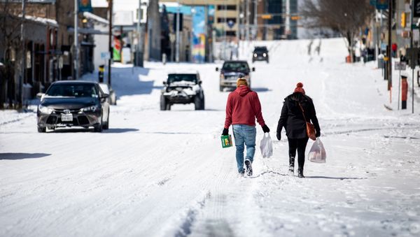 People carry groceries from a local gas station on February 15, 2021 in Austin, Texas - Sputnik International