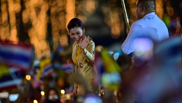 Thailand's Queen Suthida waves to royalist supporters during a ceremony to commemorate the birthday of the late Thai king Bhumibol Adulyadej at Sanam Luang in Bangkok on 5 December 2020 - Sputnik International