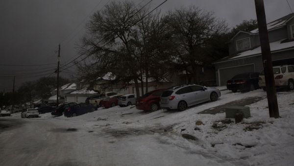 A neighborhood experiences a power outage after winter weather caused electricity blackouts in San Marcos - Sputnik International