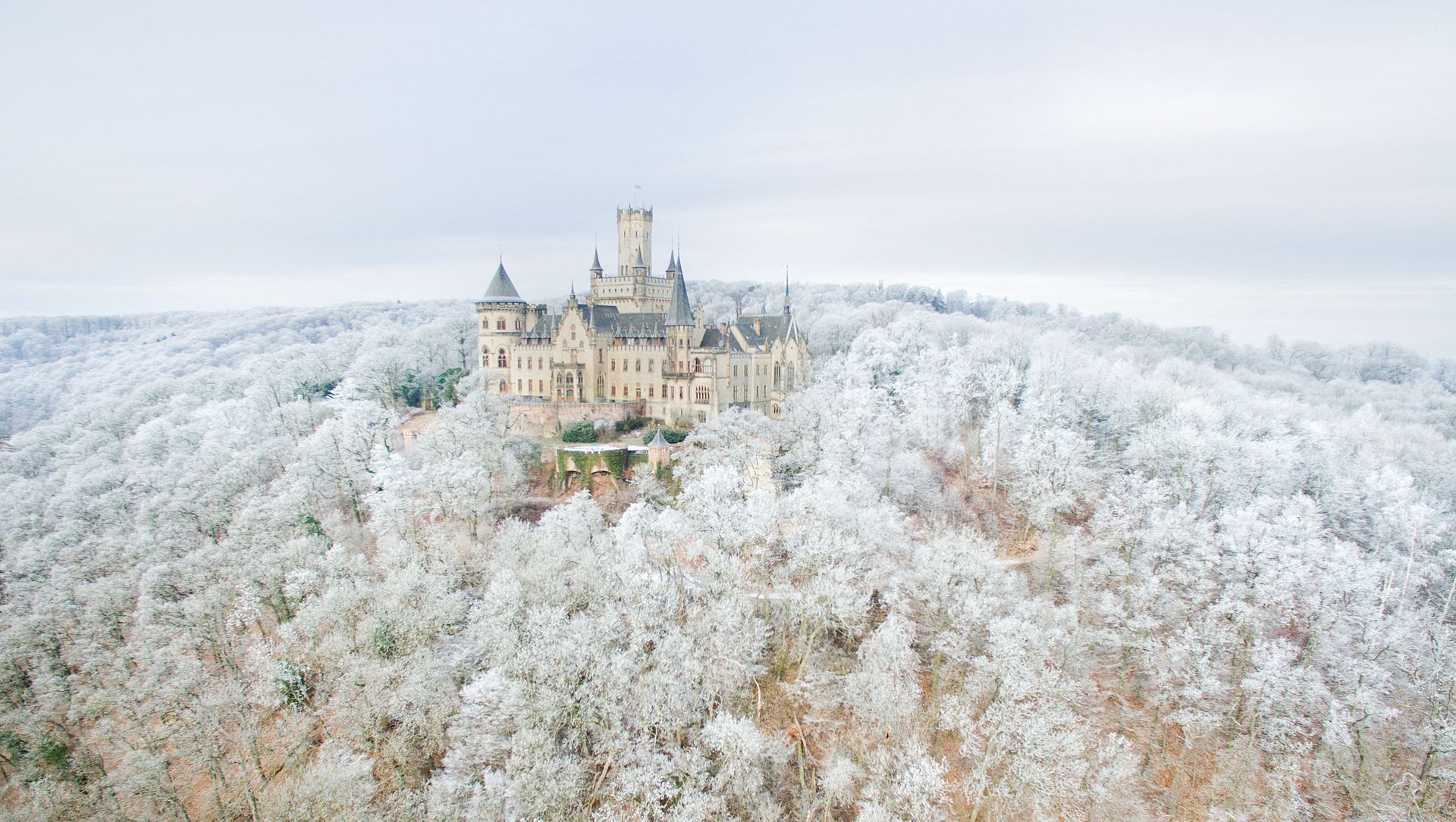 Aerial view taken on January 18, 2017 with a drone shows the Marienburg Castle near Pattensen, northern Germany, standing amidst a snow-covered forest. Aerial view taken on January 18, 2017 with a drone shows the Marienburg Castle near Pattensen, northern Germany, standing amidst a snow-covered forest. - Sputnik International, 1920, 18.02.2021