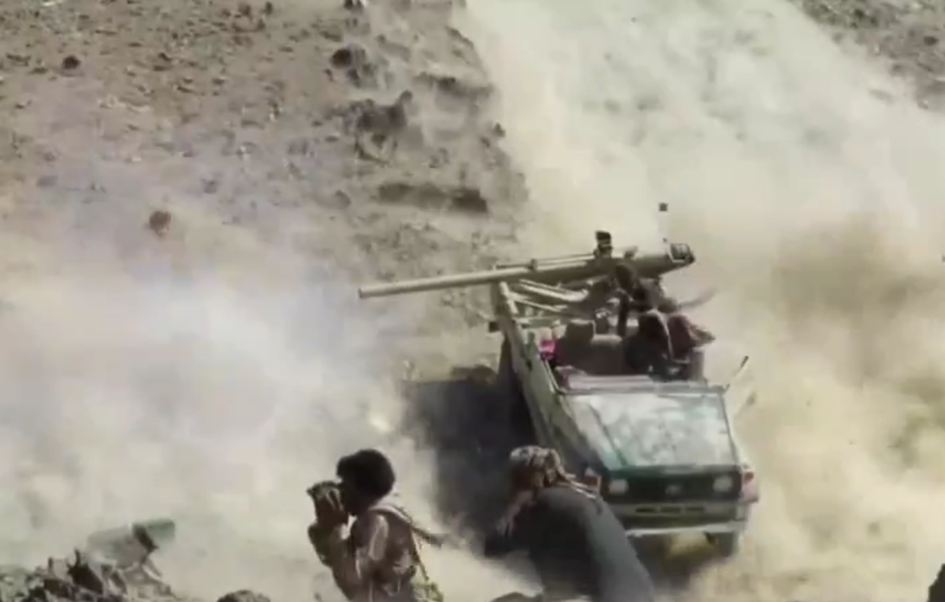 A Houthi technical fires its cannon at pro-government forces in a battle near Marib, Yemen - Sputnik International, 1920, 23.08.2022