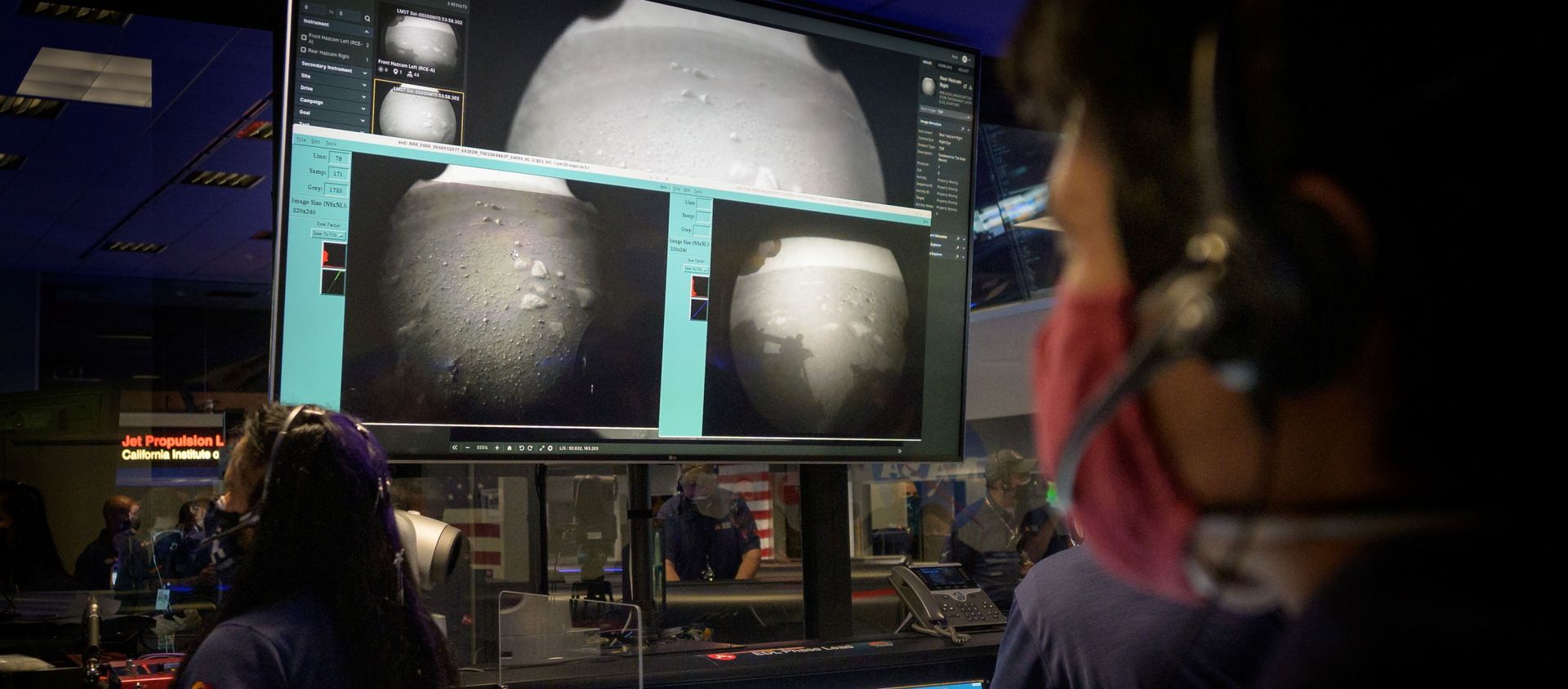 Members of NASA’s Perseverance Mars rover team watch in mission control as the first images arrive moments after the spacecraft successfully touched down on Mars, at NASA's Jet Propulsion Laboratory in Pasadena, California, U.S. February 18, 2021. - Sputnik International, 1920, 18.02.2021