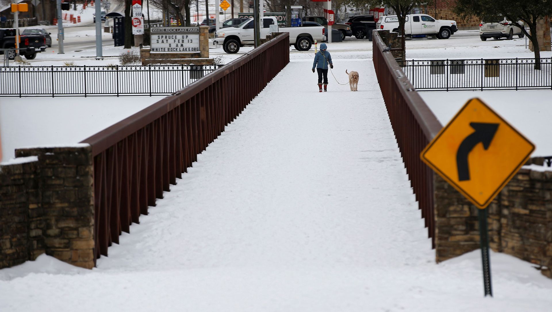 Anna Thomasson walks her dog, Penny, across the White Rock Lake Spillway after winter weather caused electricity blackouts in Dallas Anna Thomasson walks her dog, Penny, across the White Rock Lake Spillway after winter weather caused electricity blackouts in Dallas - Sputnik International, 1920, 19.02.2021