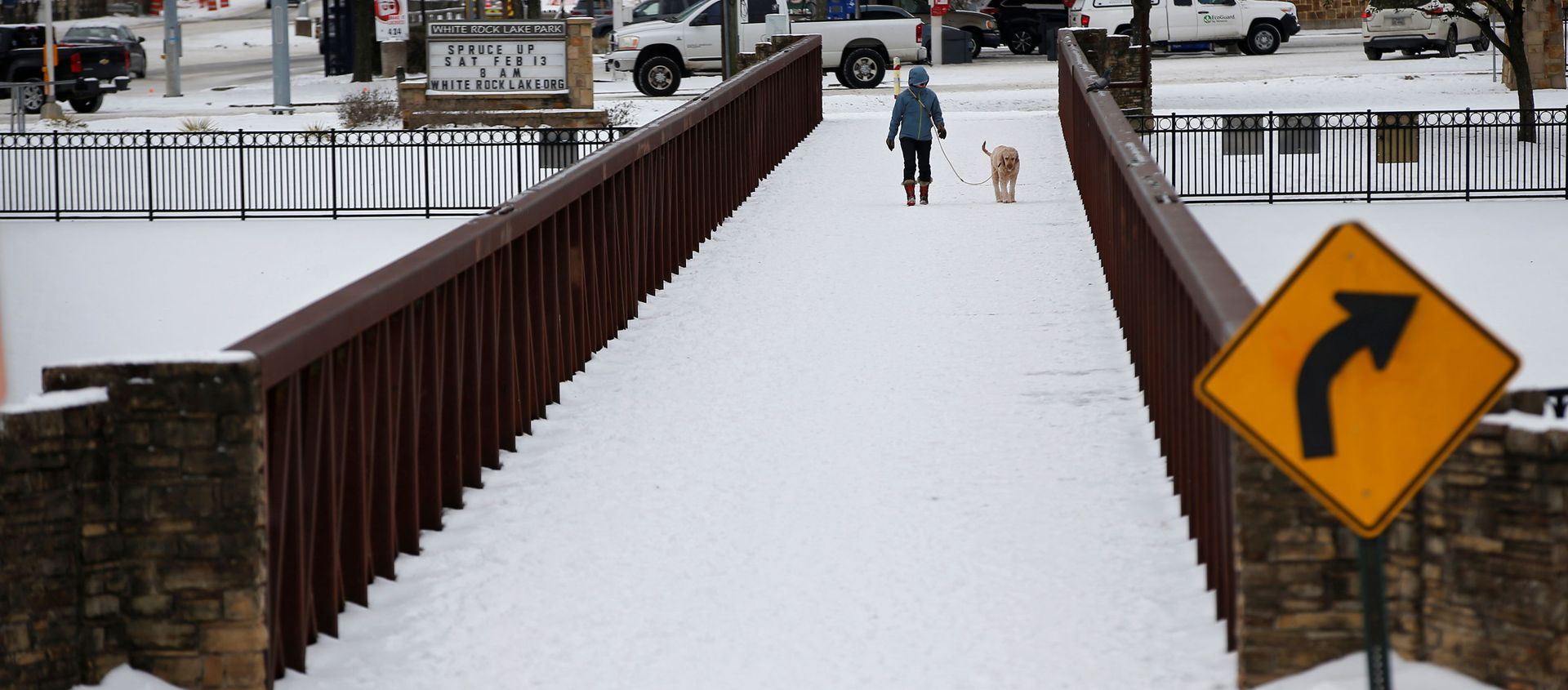 Anna Thomasson walks her dog, Penny, across the White Rock Lake Spillway after winter weather caused electricity blackouts in Dallas Anna Thomasson walks her dog, Penny, across the White Rock Lake Spillway after winter weather caused electricity blackouts in Dallas - Sputnik International, 1920, 19.02.2021