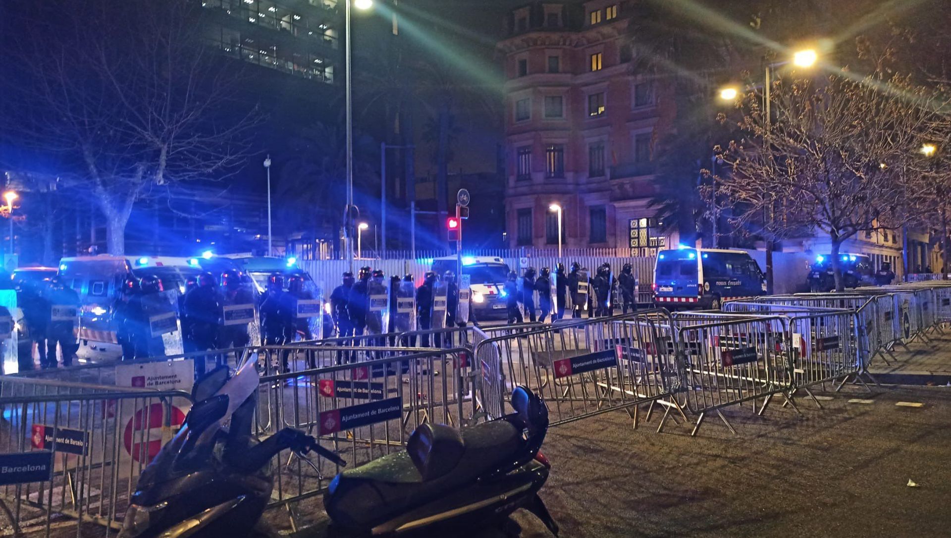 A photo of protests against the detention of Spanish rapper Pablo Hasel in Barcelona posted on Twitter on February 18, 2021 A photo of protests against the detention of Spanish rapper Pablo Hasel in Barcelona posted on Twitter on February 18, 2021 - Sputnik International, 1920, 19.02.2021
