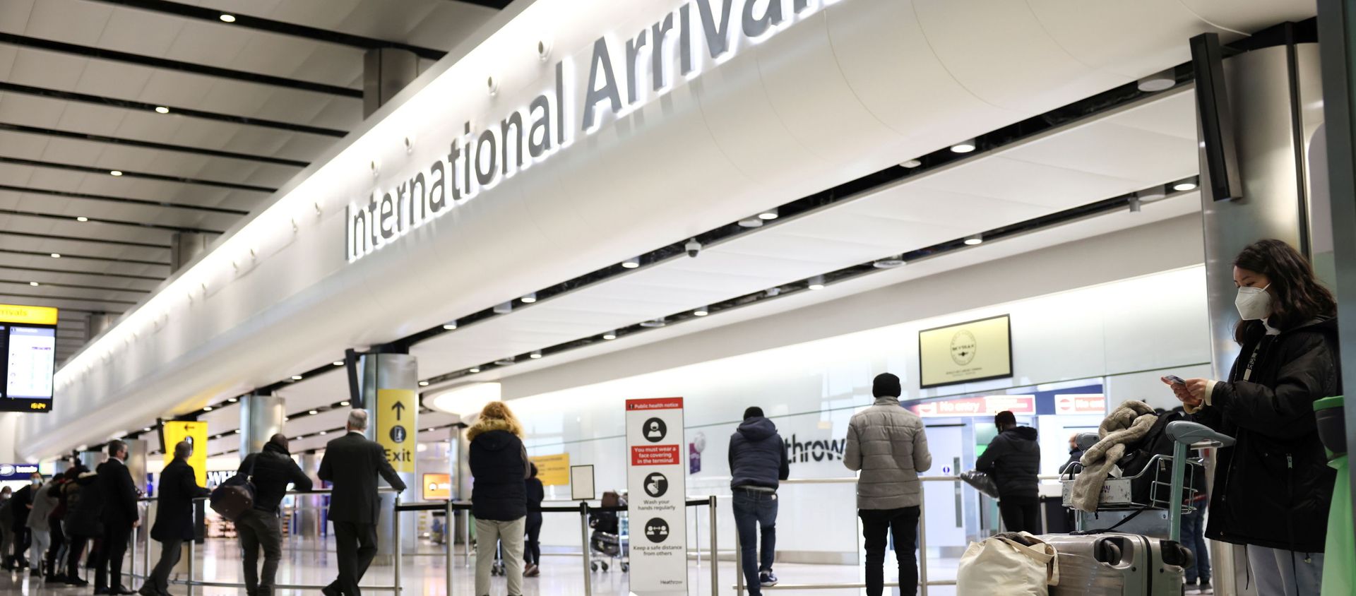 Travellers stand at Terminal 2 of Heathrow Airport, amid the coronavirus disease (COVID-19) outbreak in London, Britain February 14, 2021 - Sputnik International, 1920