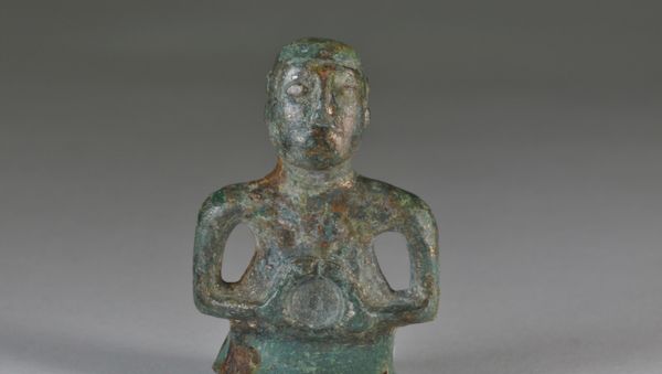 The tiny 1st century figure of a Celtic deity found by National Trust archaeologists shows remarkable detail, including a moustache and details of its hair style - Sputnik International