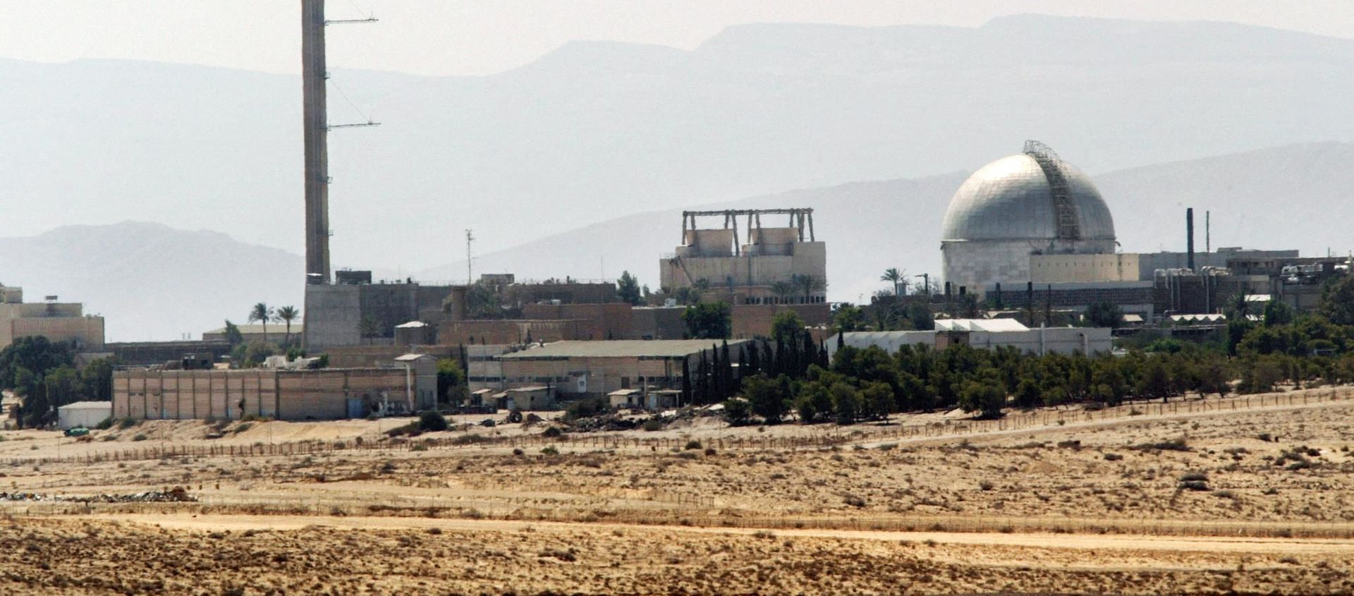 Partial view of the Dimona nuclear power plant in the southern Israeli Negev desert taken 08 September 2002 Partial view of the Dimona nuclear power plant in the southern Israeli Negev desert taken 08 September 2002 - Sputnik International, 1920, 19.02.2021