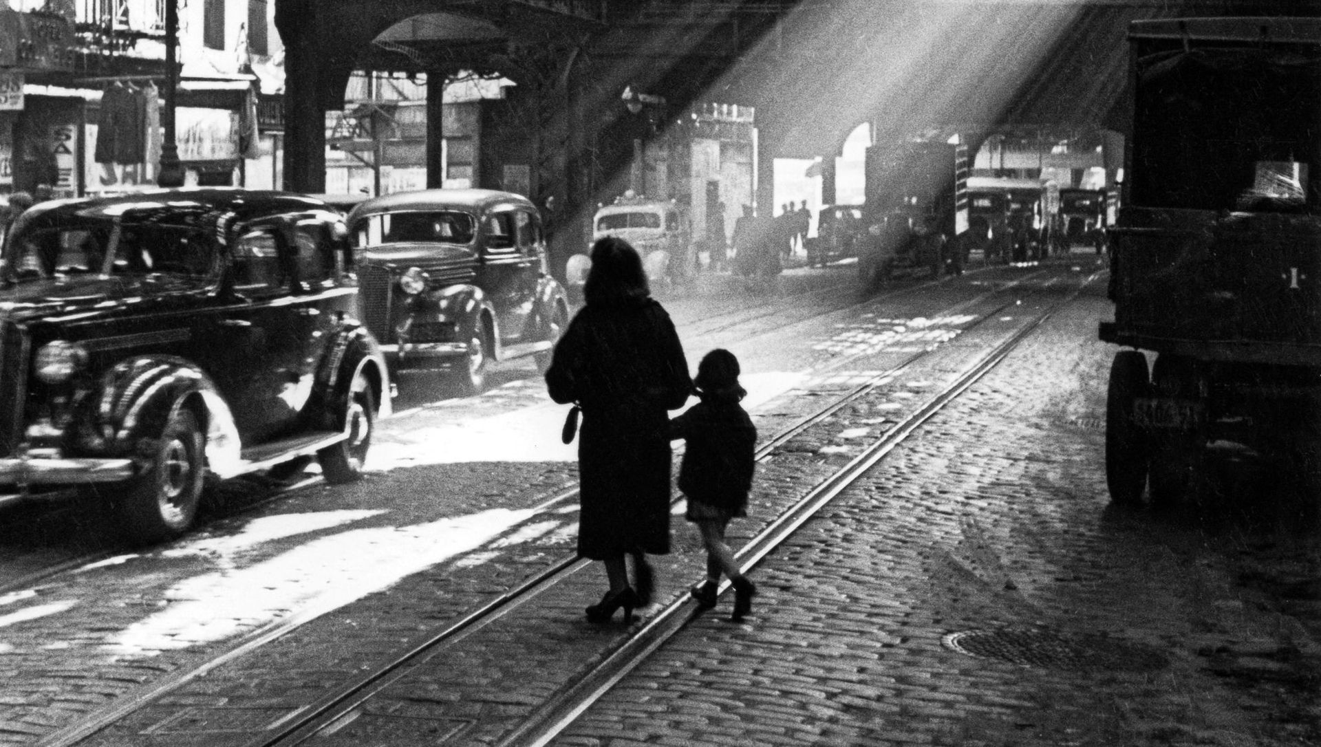 A woman and child walking through New York in the 1920s A woman and child walking through New York in the 1920s - Sputnik International, 1920, 19.02.2021
