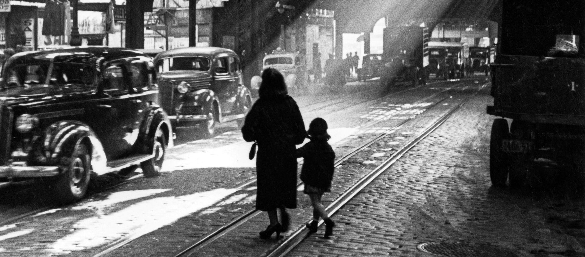 A woman and child walking through New York in the 1920s A woman and child walking through New York in the 1920s - Sputnik International, 1920, 19.02.2021
