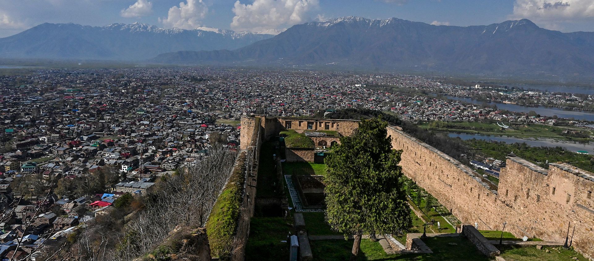 A general view shows the city from Hari Parbat Fort during a government-imposed nationwide lockdown as a preventive measures against the COVID-19 coronavirus, in Srinagar on April 4, 2020 A general view shows the city from Hari Parbat Fort during a government-imposed nationwide lockdown as a preventive measures against the COVID-19 coronavirus, in Srinagar on April 4, 2020 - Sputnik International, 1920, 19.02.2021