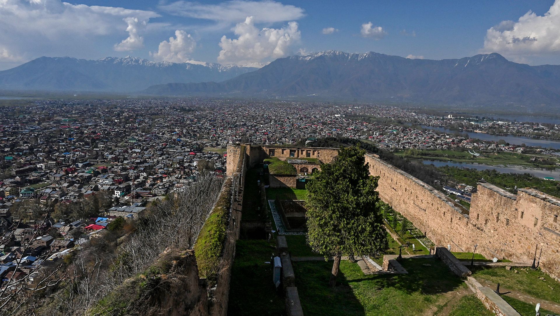 A general view shows the city from Hari Parbat Fort during a government-imposed nationwide lockdown as a preventive measures against the COVID-19 coronavirus, in Srinagar on April 4, 2020 A general view shows the city from Hari Parbat Fort during a government-imposed nationwide lockdown as a preventive measures against the COVID-19 coronavirus, in Srinagar on April 4, 2020 - Sputnik International, 1920, 19.02.2021