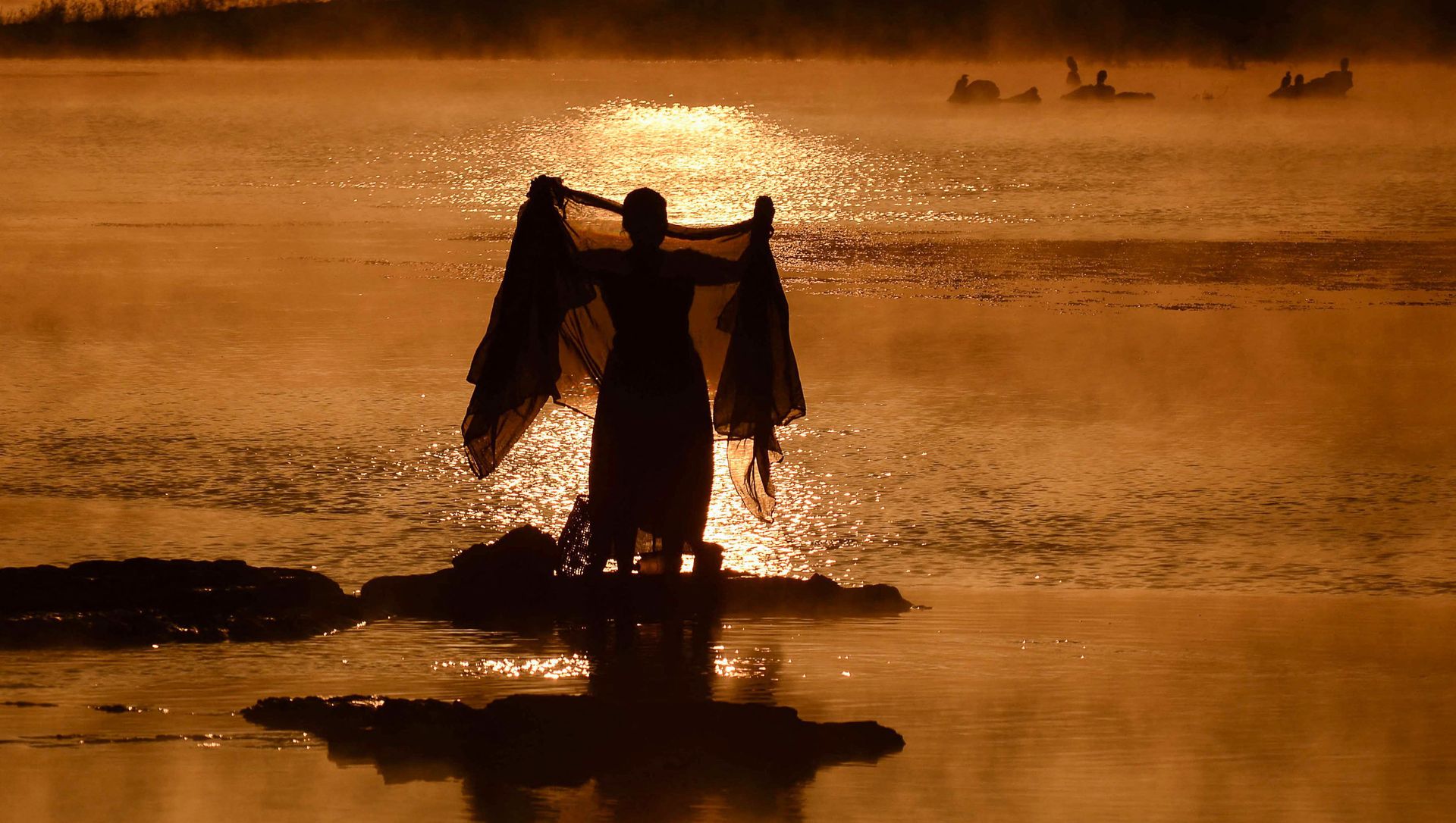An Indian woman washes a sari in the Narmada River at sunrise on a foggy winter morning in Jabalpur in Madhya Pradesh state on January 2, 2019 An Indian woman washes a sari in the Narmada River at sunrise on a foggy winter morning in Jabalpur in Madhya Pradesh state on January 2, 2019 - Sputnik International, 1920, 19.02.2021