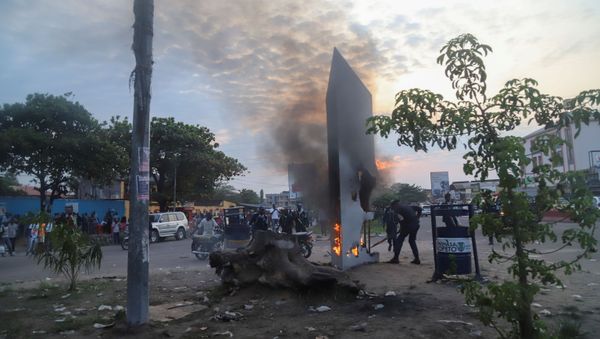 Residents set fire to mysterious monolith that appeared in Kinshasa, Democratic Republic of Congo February 17, 2021 - Sputnik International
