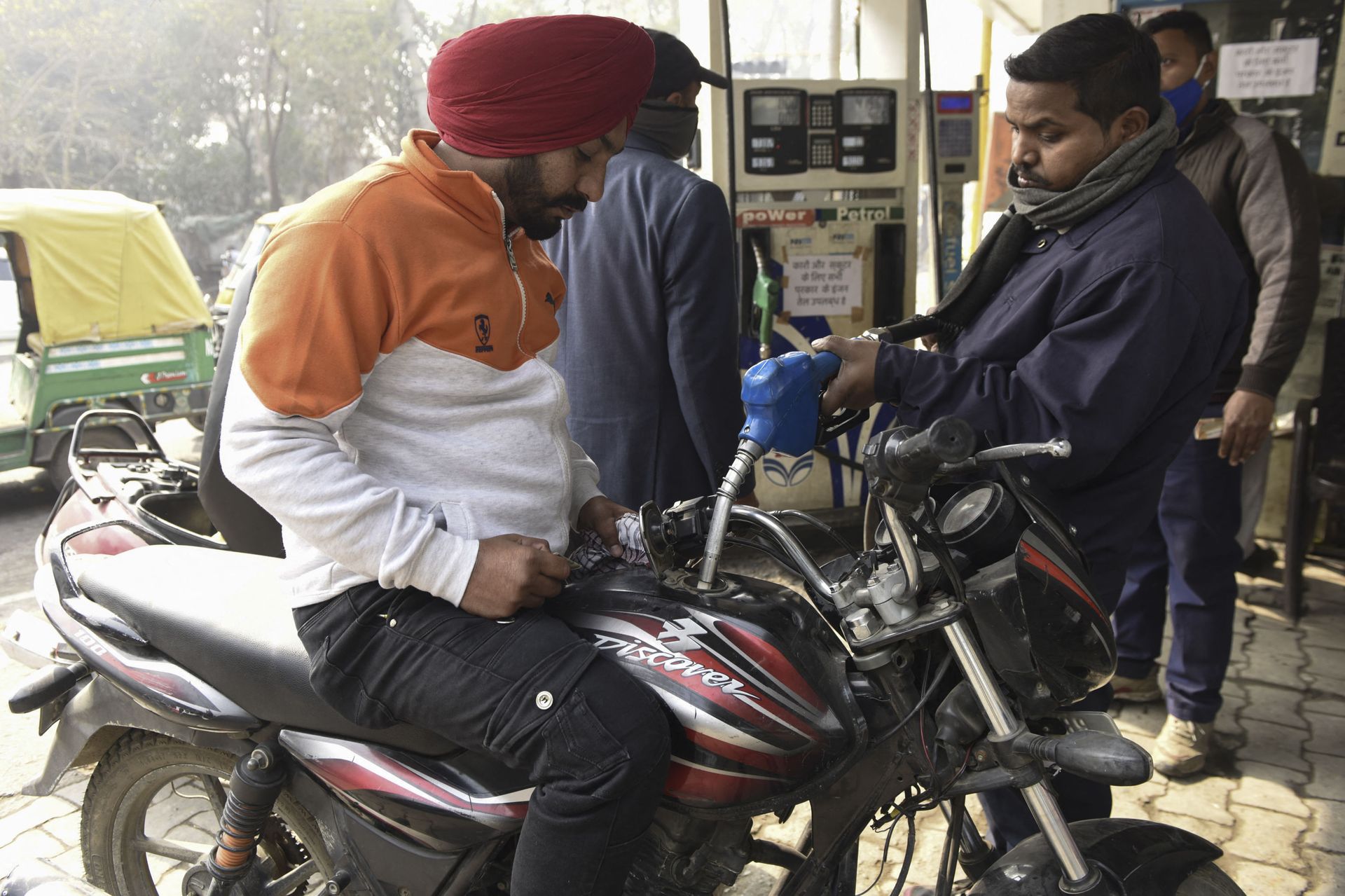 Indians Angered by 25% Leap in Fuel Prices as Modi Gov’t Proves Reluctant to Cut Taxes Indians Angered by 25% Leap in Fuel Prices as Modi Gov’t Proves Reluctant to Cut Taxes - Sputnik International, 1920, 20.02.2021