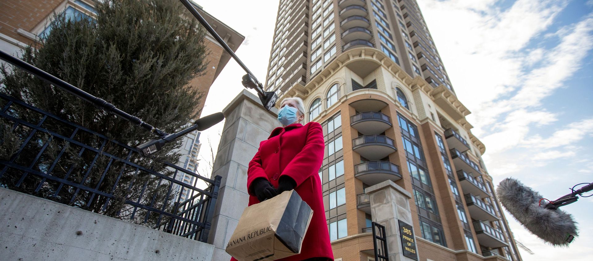 Linda McKinley, a resident in the condominium building where Peel Region public health workers are to test all residents after five cases of the South African coronavirus variant were confirmed, stands among news media members in Mississauga, Ontario, Canada February 15, 2021. - Sputnik International, 1920